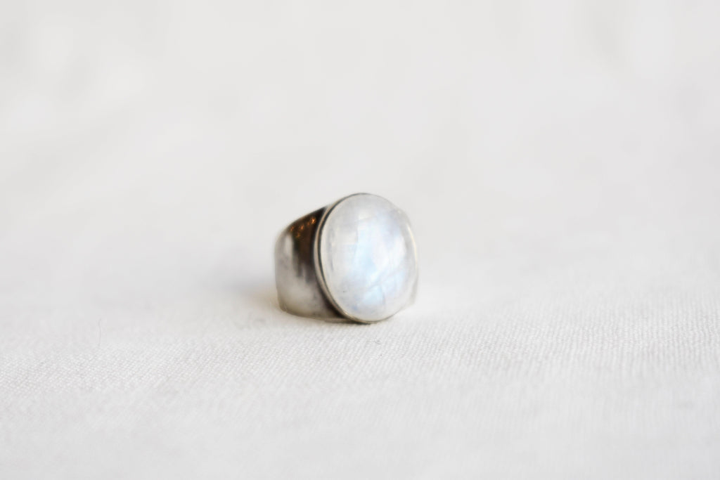 Vintage Sterling Silver Cabochon Moonstone Ring #188 - APORTA Shop
